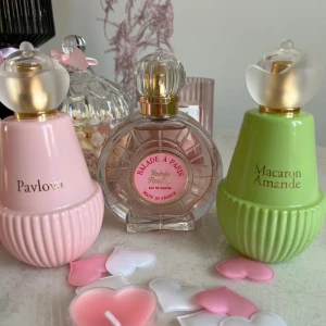 Coquette parfymer - Tre söta parfymer från märket Jeanne Arthes i coquette stil. Säljs endast som paket!   Pavlova är en söt jordgubbsdoft. Doftar extremt feminint, luktar som Chupa Chops klubborna i Jordgubbs milkshake.  Kolla fragrantica för de andra parfymerna. 