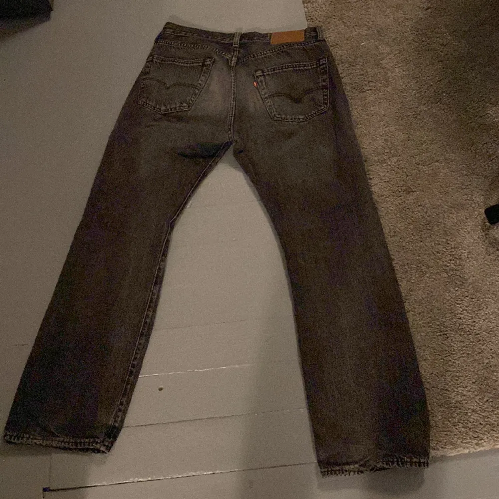 Ett par Levis 501 i mycket bra skick. Använda ett fåtal gånger. Köpta för 1100kr. Jeans & Byxor.