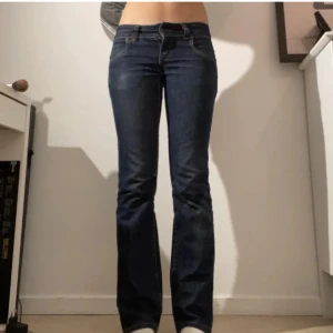 Low waist bootcut - Jätte fina och low waist men är för korta på mig tyvärr så de kommer inte till användning för fler frågor / bilder skriv privat❤️