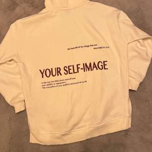 Säljer denna hoodie, för att ja försöker bli av med så mkt kläder som möjligt! Pris går att diskutera ! 💕  Står ej för frakt.
