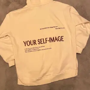 Säljer denna hoodie, för att ja försöker bli av med så mkt kläder som möjligt! Pris går att diskutera ! 💕  Står ej för frakt.