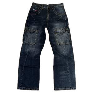 As snygga baggy cargo jeans från märket FAT 313. I perfekt skick. Midja: 42,5 cm. Yttersömm: 110 cm. Benöppning: Benöppning: 25 cm. Ställ gärna frågor. Priset kan diskuteras.