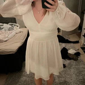 Vit klänning - Säljer denna superfina klänning från bubbleroom i storlek 36. Perfekt för studenten eller andra tillfällen!!☺️☺️ 