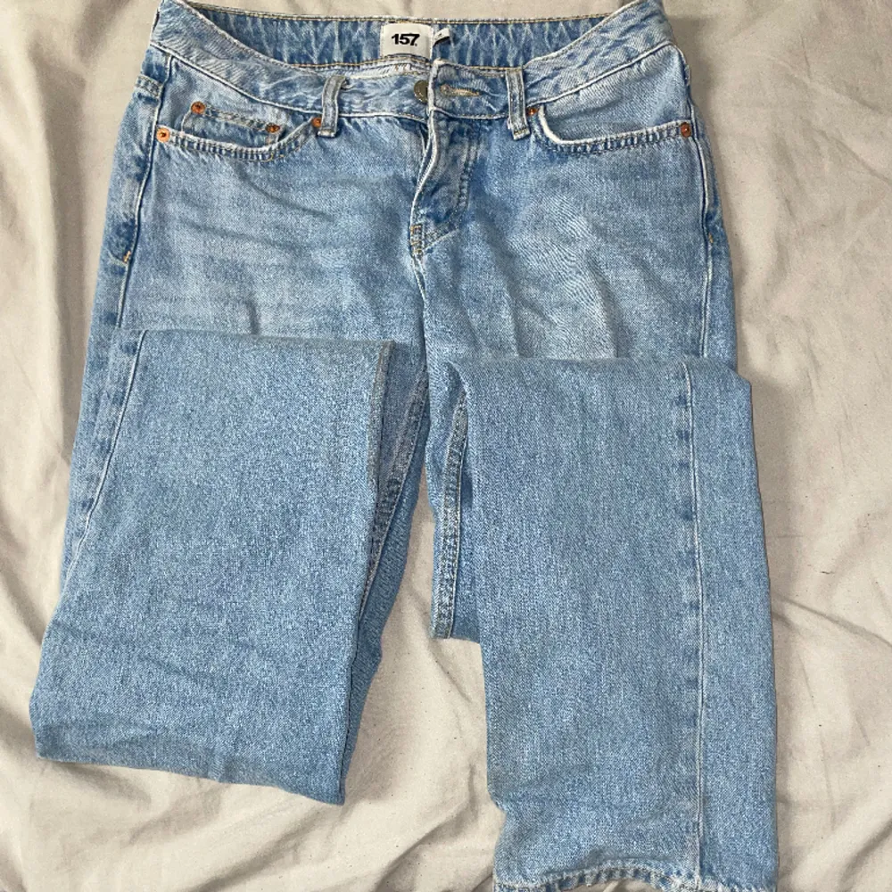 Säljer mina supersnygga lågmidjade jeans från lager 157 pga att de inte kommer till användning. Pris kan diskuteras💕. Jeans & Byxor.