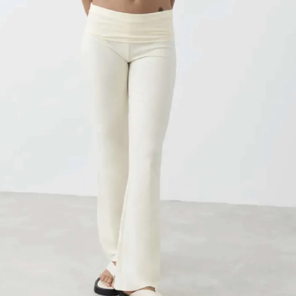 Jättemysiga vita yoga pants från Gina tricot ! Slutsålda i butik och i fint skick, därav säljer för 240 men är diskuterbart💞 Gamla priset : 350💞. Jeans & Byxor.