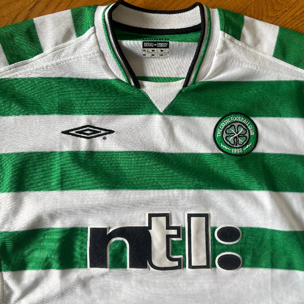 Celtic fotbollströja från 2003, den köptes i samband när Celtic mötte Gais i en träningsmatch under Henke Larssons storhetstid. Storlek XL samt inga flaws, 10/10 skick! . T-shirts.