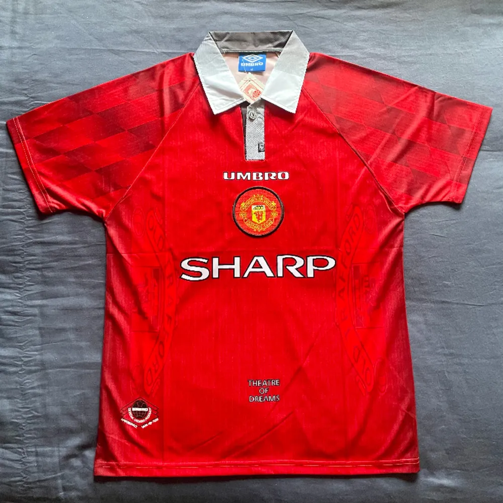 Manchester United fc Jersey hemmatröja säsong 1996/1997 med Eric Cantona Icon på rygg . T-shirts.