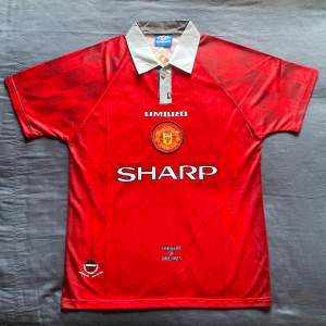 Manchester United fc Jersey hemmatröja säsong 1996/1997 med Eric Cantona Icon på rygg 