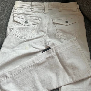 Vita bootcut - Säljer dessa fina bootcut jeans som tyvärr är för små. Gylfen har gått sönder men går lätt att laga hos en skräddare. Har valt att inte laga den eftersom de inte passar mig. Hör av er vid minsta lilla💞
