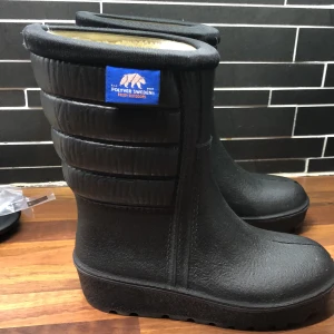 Polyver Sweden  - Vinter skor, använda Max 4 gånger. I super fint skick. Kort skaft.