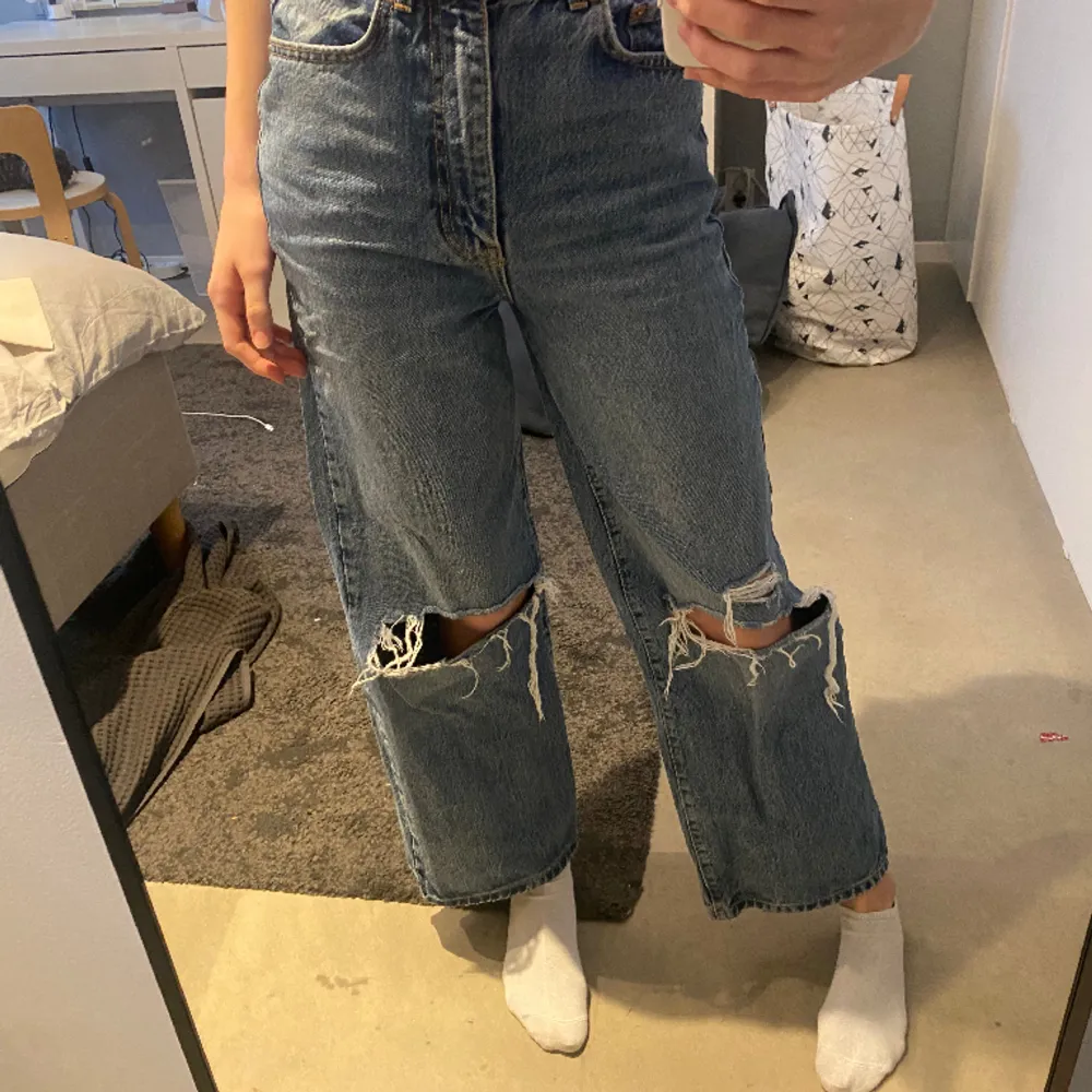 Bagge jeans med hål på knäna. Jeans & Byxor.