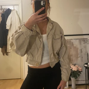 Croppad jeans jacka beige  - Cool jacka som inte kommer till användning 💞