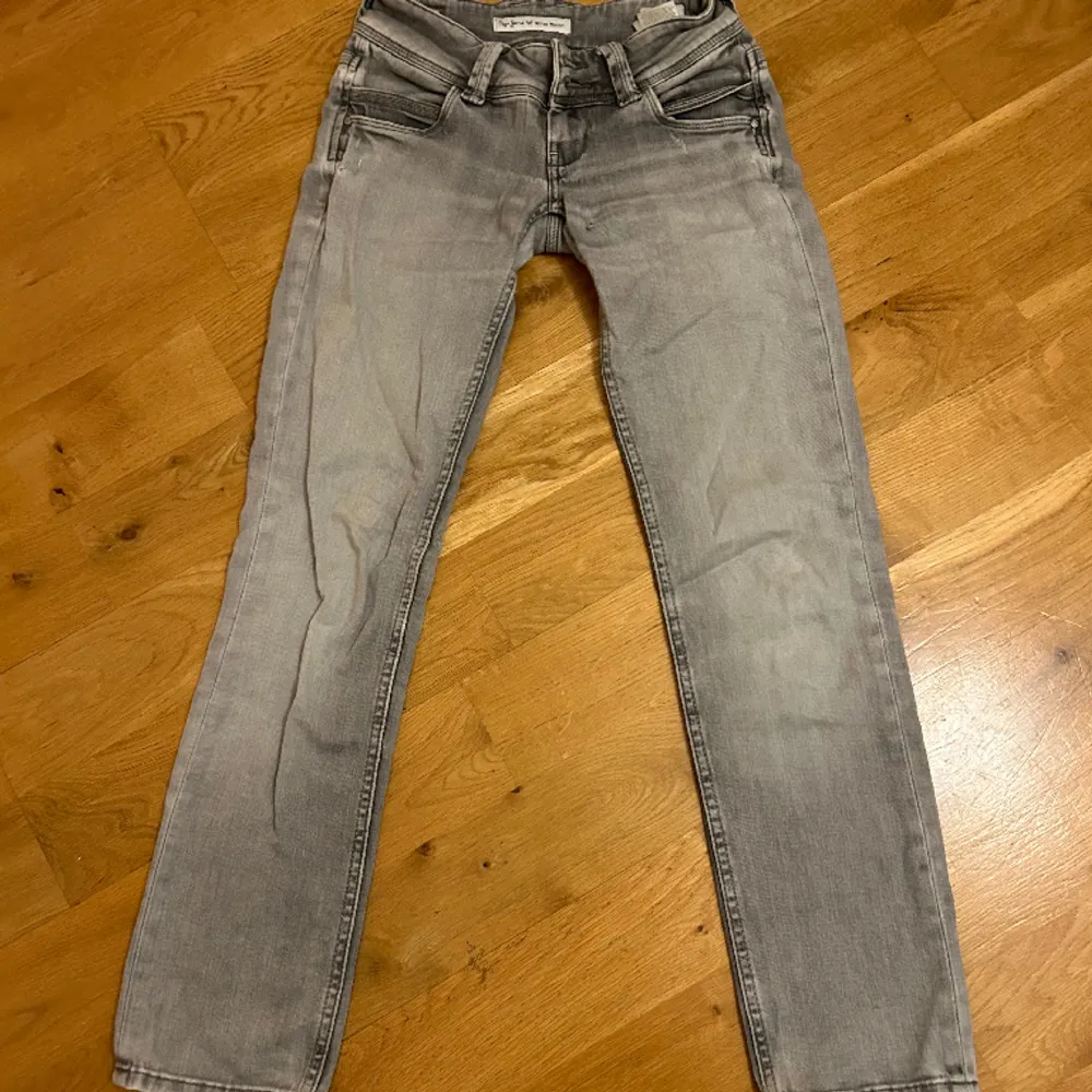Gråa pepe jeans (Venus). Väldigt använda men ett litet hål där fram.💕 köptes för ungefär 700 kr på zalando ett tag sen.. Jeans & Byxor.