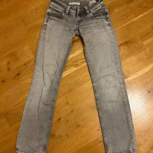 Gråa pepe jeans (Venus). Väldigt använda men ett litet hål där fram.💕 köptes för ungefär 700 kr på zalando ett tag sen.