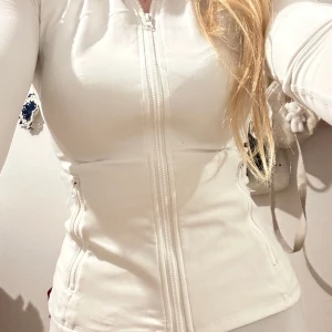 BBL jacka vit❤️ - Köptes för 300kr ny. Använd två gånger kanske, mest legat 🤍 