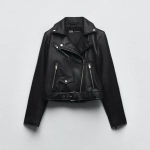 Skinnjacka  - Säljer min skinnjacka från zara som aldrig kommer till användning längre🩷använd ett fåtal gånger och har inga defekter Nypris: 559kr Pris nu: 300kr