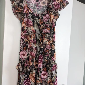 Klänning  - Jättefin färgglad klänning i nyskick från HM .