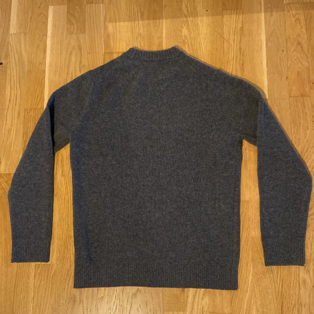 Säljer en helt ny stickad kashmir/ull sweatshirt i från Massimo dutti i färgen mörk grå. Vid fler bilder är det bara att höra av sig!. Hoodies.