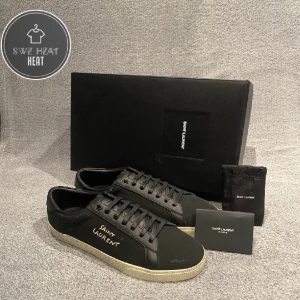 Saint Laurent skor  - Tjena, säljer nu dessa feta Saint Laurent skor i storlek 42. Skick 10/10 helt nya. Allt og ingår inklusive orderbekräftelse! Hör av dig ifall du har någon fråga!