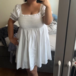 Vit klänning - En vit klänning, har använt den på nians avslutning så endast använd en gång. Den har två fickor på sidorna 