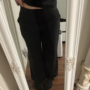 Kostymbyxor  - Ett par kostymbyxor köpta second hand. Dragkedjan har gått sönder lite men går ändå att dra upp, se bild 3. Sitter midwaist/ Highwaist och har rak/bootcut passform 💕