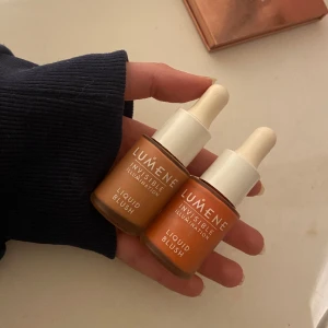 Lumene liquid rouge - Två lumene liquid blush som aldrig använts inte ens testade, säljer de för 100kr styck. Färgerna syns dåligt i ljuset men den lite brunare blushen är också mycket fin🙌