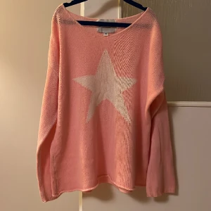 Råsa stickad tröja  - Jag säljer denna tröja eftersom att den är för liten. Använd ganska mycket men är inte sliten och är i nyskick. Storleken är ganska stor så passar förmodligen större storlekar också. Köparen står för frakt.