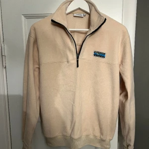 Junkyard Fleecetröja - Fleecetröja från Junkyard i beige, tröjan är i fint skick och säljs på grund av att den är för liten!
