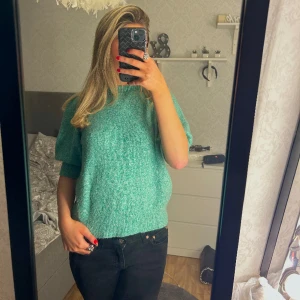 Stickad t-shirt - Säljer denna gröna stickade trekvartsärmade tröjan från Vero Moda i xs, nästan i nyskick