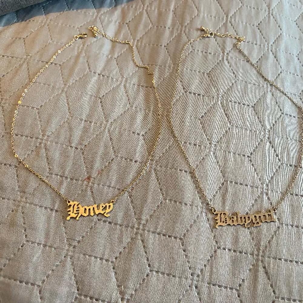 Inte äkta guld/silver. Det står ”Babygirl” och det andra är sålt! Har knappt använt. . Asusteet.