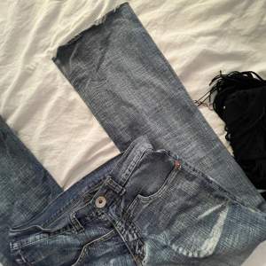 As coola jeans med din tvätt, fickor fram å bak och jätte snygga fickor 🤩🤩 ❤️står ingen storlek, men kan skicka mått, och passar mig med ca 34-36 (S) i byxor