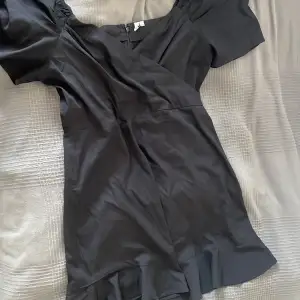 Säljer en svart klänning som är ganska tajt och lite kort. Använt ett fåtal gånger, är i bra skick🩷