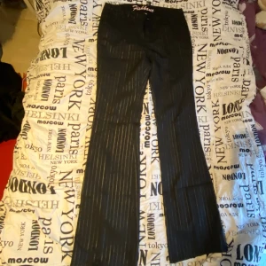 Lågmidjade kostymbyxor  - Jättefina lågmidjade o utsvängda kostymbyxor💓 märker är fishbone🤍tyvärr lite för små för mig, storlek är xs. Hör gärna av er vid frågor 💞