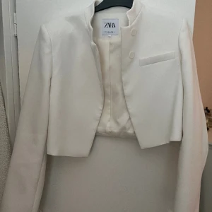 Zara crop blazer - Säljer den här blazern i storlek s. Använd 1 gång. I fint skick har däremot en liten sminkfläck på insidan, inget som syns när man har på sig den (kan skicka bild). Köpt för 599. 