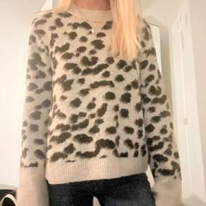 supermysig och gullig stickad tröja med leopard mönster 🐆 🐆