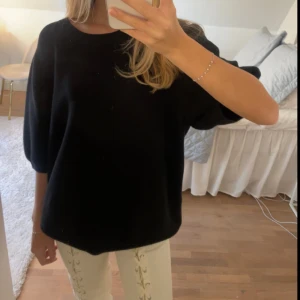 Svart stickad t shirt - Svart stickad tröja med tre kvarts ärmar Står ingen storlek men skulle säga att den passa xs-m beroende på hur man vill att den ska sitta jag brukar vanligtvis ha xs/s