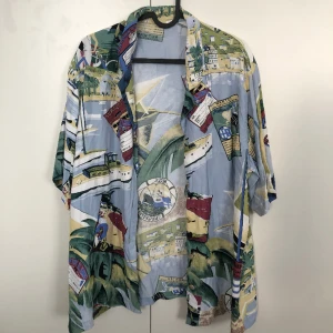 Sommar skjorta - Jag säljer denna fina färgglada sommar skjorta eftersom den inte längre används. Den är i mycket gott skick.💕Jag är osäker på vilken storlek den är, men den är oversized på mig, och jag skulle gissa att den är i storlek L.