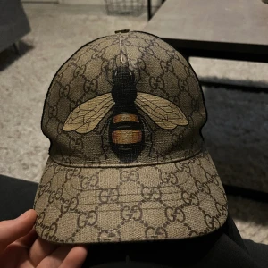 Gucci bumblebee keps - Tjena, säljer nu min äkta Gucci keps som jag har haft i ca 4 månader och gamla ägaren i ungefär 4 år den är äkta såklart och kan bevisas såklart box finns inte då jag inte fick med den av förra ägaren av kepsen den är sällsynt o ny pris är mellan 450