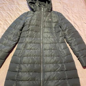 Tommy Hilfiger Dunjacka - Säljer min Tommy hilfiger Dunjacka därmed den ej kommer till användning, den är jätte varm och fin!