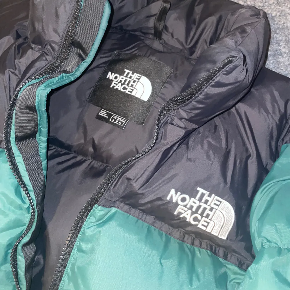 Hej säljer denna north face jacka.  Inköppris var 2800kr. Kan leta fram kvitto om det så önskas. Sparsamt använd och endast tvättat hos kem. Nått litet märke här och där men är i bra skick annars. Alla prisförslag tas 😊. Jackor.