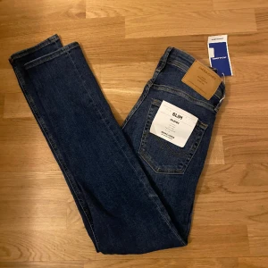 Jack&Jones Slim/Glenn - Sprillans nya Jack&Jones jeans med alla lappar kvar! Storlek 28/30. Hör av dig om du har några funderingar