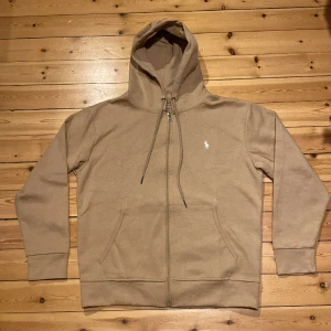 Ralph Lauren zip hoodie  - En sprillans ny polo Ralph lauren zip hoodie! Den är aldrig använd och är därför i nyskick. Nypris är 2200. Storlek M men passar bra till S och L