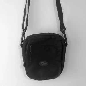 Tygväska - Köpt secondhand i bra skick! Lång axelrem så går att justera och många fickor!