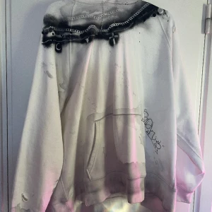 Alternativ Streetwear Hoodie - En oversized hoodie med hål i för fashion