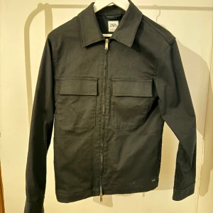 Zara jacka - Hej! Säljer min jacka från Zara inköpt 2023 och använd Max 5 ggr. Jackan är i nyskick och i storlek S