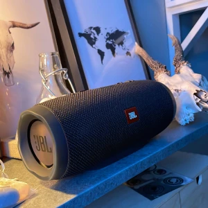 Jbl charge 3 - En jbl som nästan är helt ny, den har fått lite vit färg på men går att ta bort. Jag köpte den för 1799kr Laddare ingår. Ställ gärna frågor om ni har några 😊 Ni betalar frakt