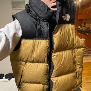 The Northface väst   - Hej! Säljer min Northface väst som jag använt ett fåtal gånger under hösten. Känner inte att den kommer till användning, så vill sälja vidare den här. Jag köpte den från northface egna hemsida för ca 3000. Den är i storlek M.