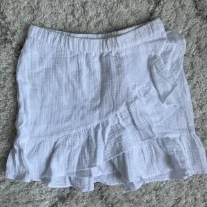 Helt oanvänd kjol med lappen kvar! perfekt inför sommaren!🌷Storlek 158/164. Säljer den då den är lite genomskinlig💗
