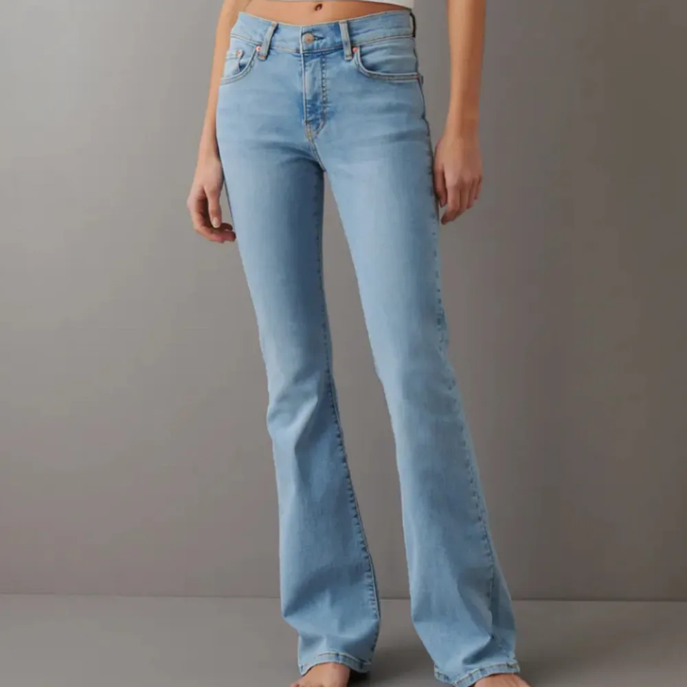 Helt nya blåa ”low waist bootcut jeans” från Gina Tricot 💙Säljer pågrund av att de var försmå när jag fick hem dom, men hann favorit prislappen💕. Jeans & Byxor.