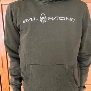 Säljer min sail racing hoodie då den ej kommer till användning. Bra skick inga hål, missfärgningar eller etc. Storlek M. Priset går att diskutera.